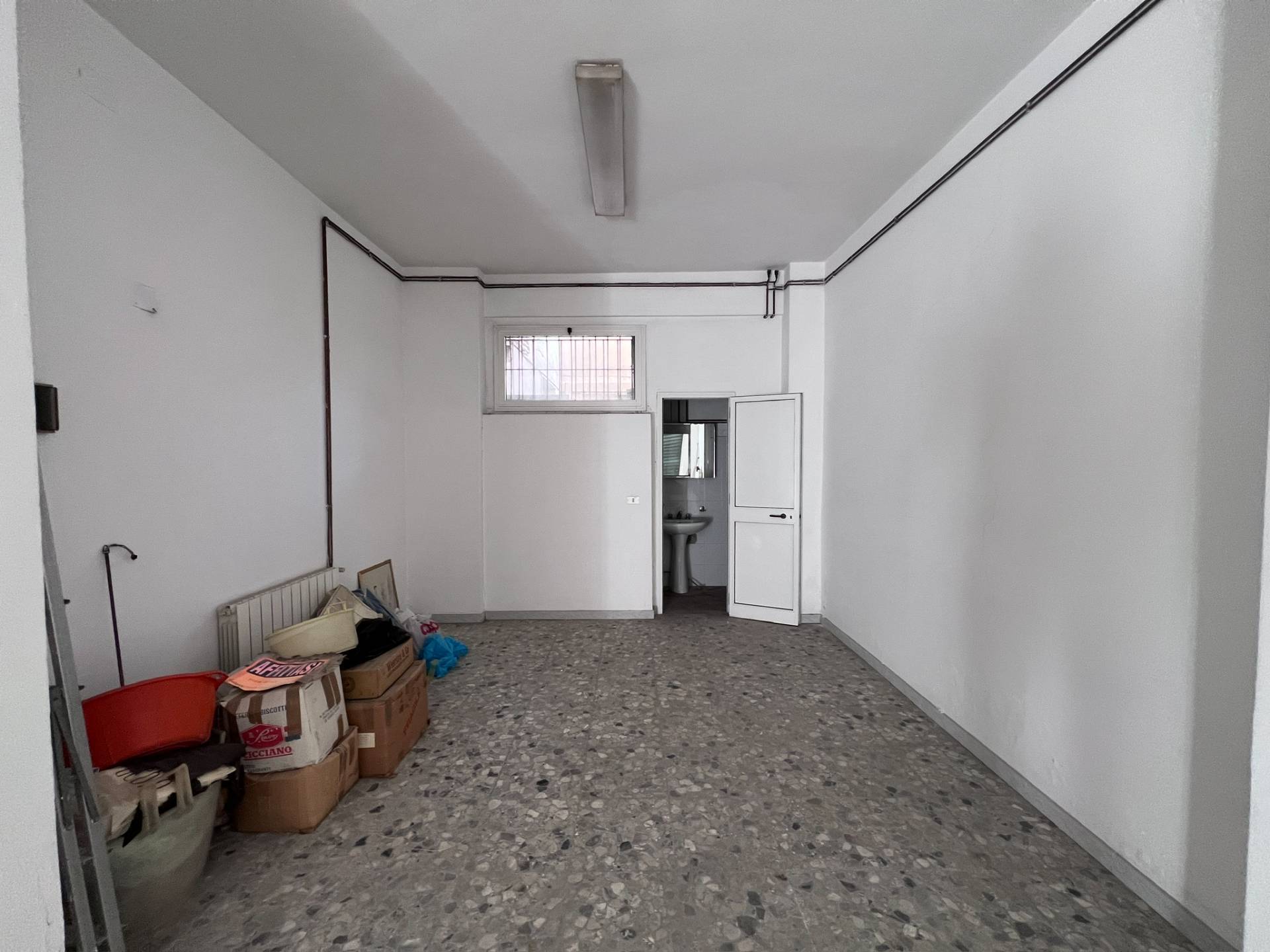 Locale commerciale in vendita a Viareggio, Fascia Mare