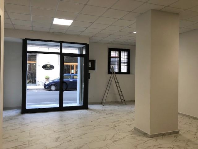 Locale commerciale in affitto a Cascina