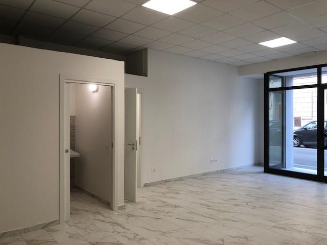 Locale commerciale in affitto a Cascina