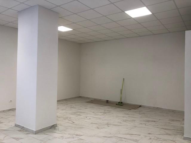 Locale commerciale in affitto a Cascina