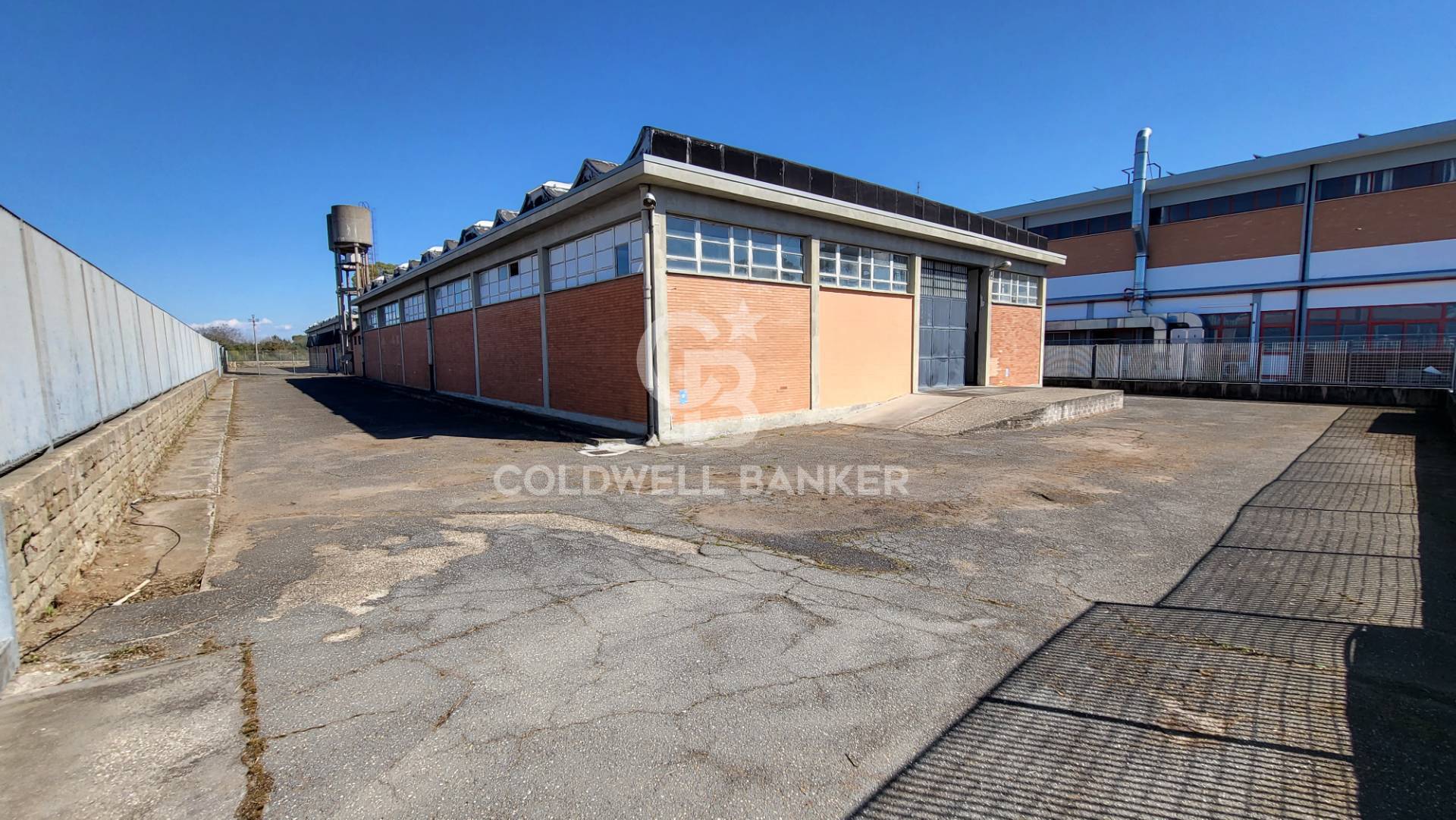 Capannone industriale in vendita a Pomezia, Centro