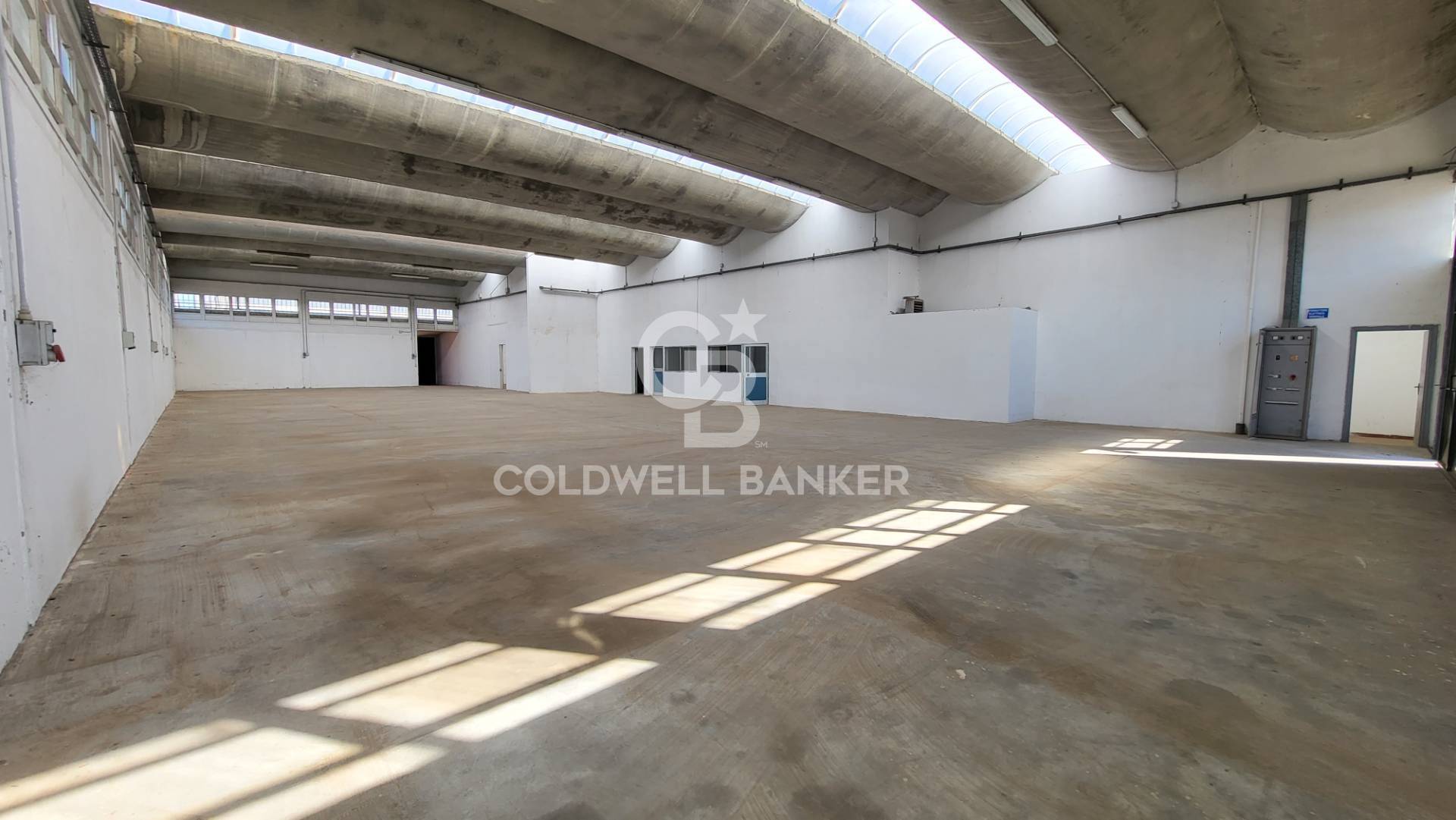 Capannone industriale in vendita a Pomezia, Centro