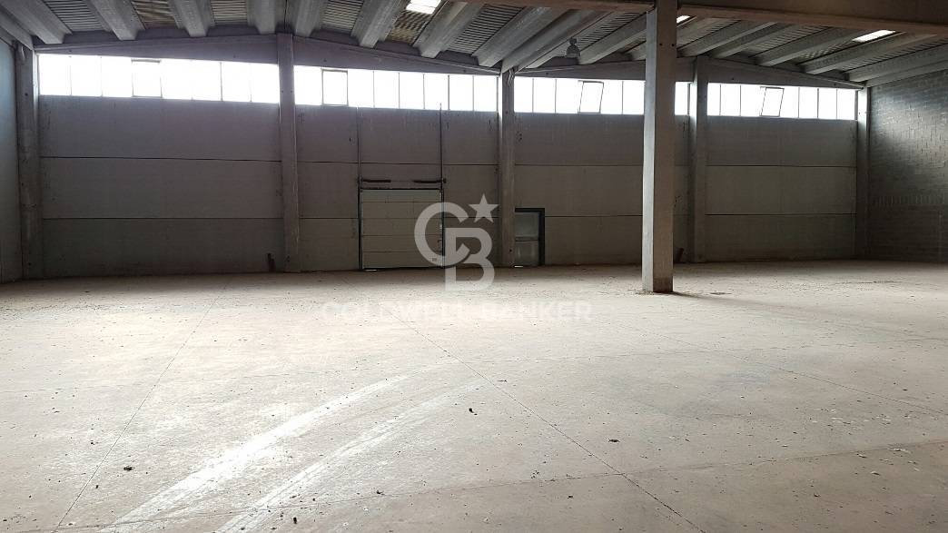 Capannone industriale in affitto a Pomezia, Centro