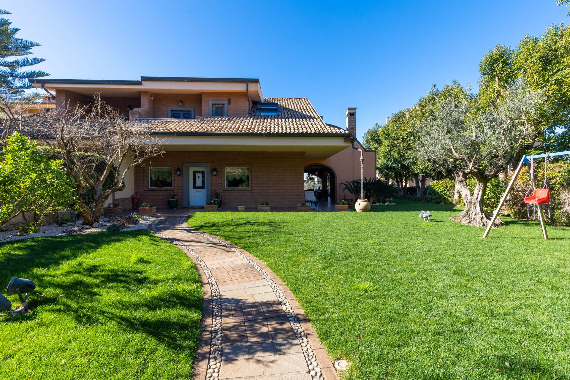 Villa in vendita a Pomezia, Centro