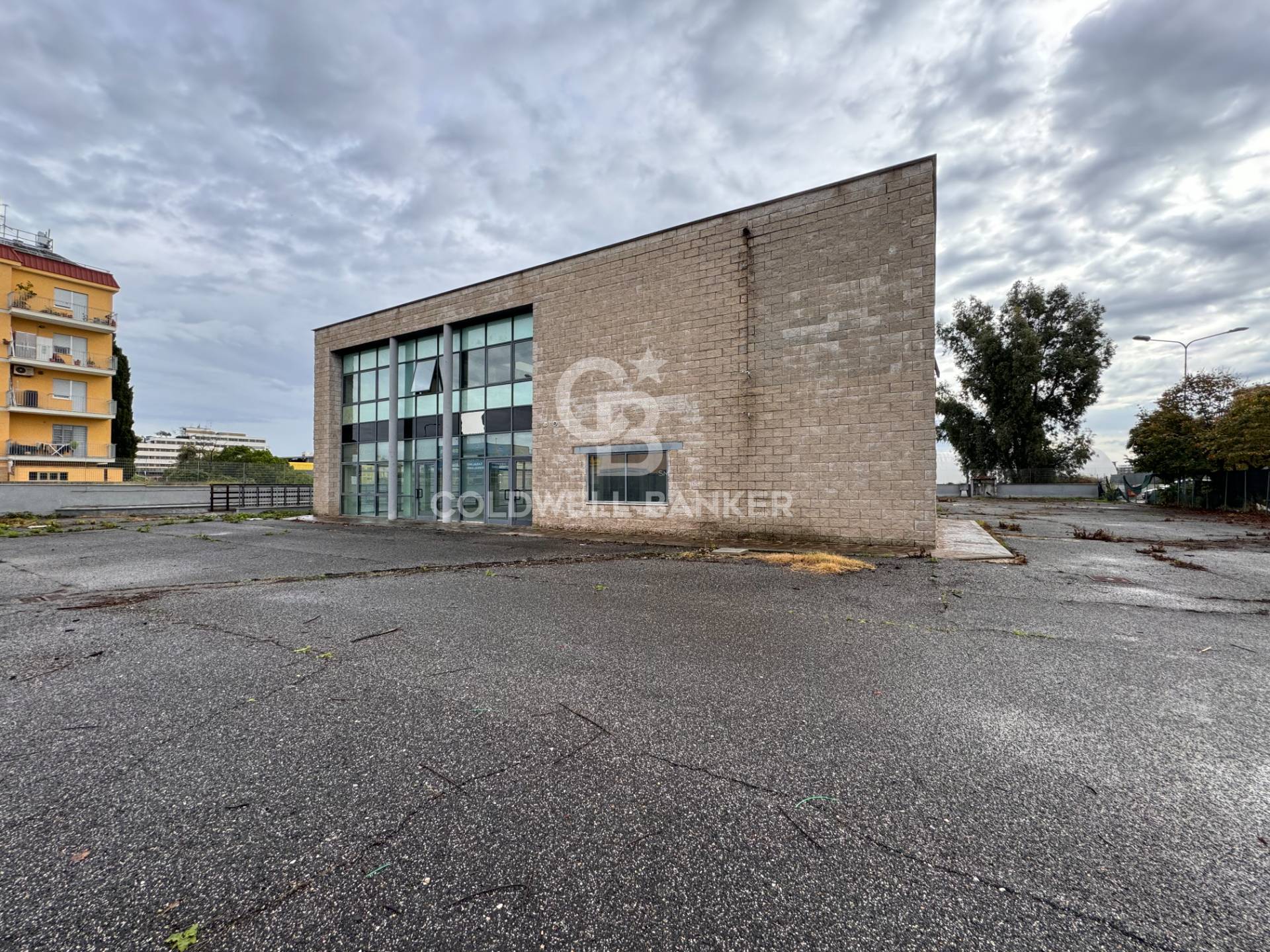 Locale commerciale in affitto a Pomezia, Centro