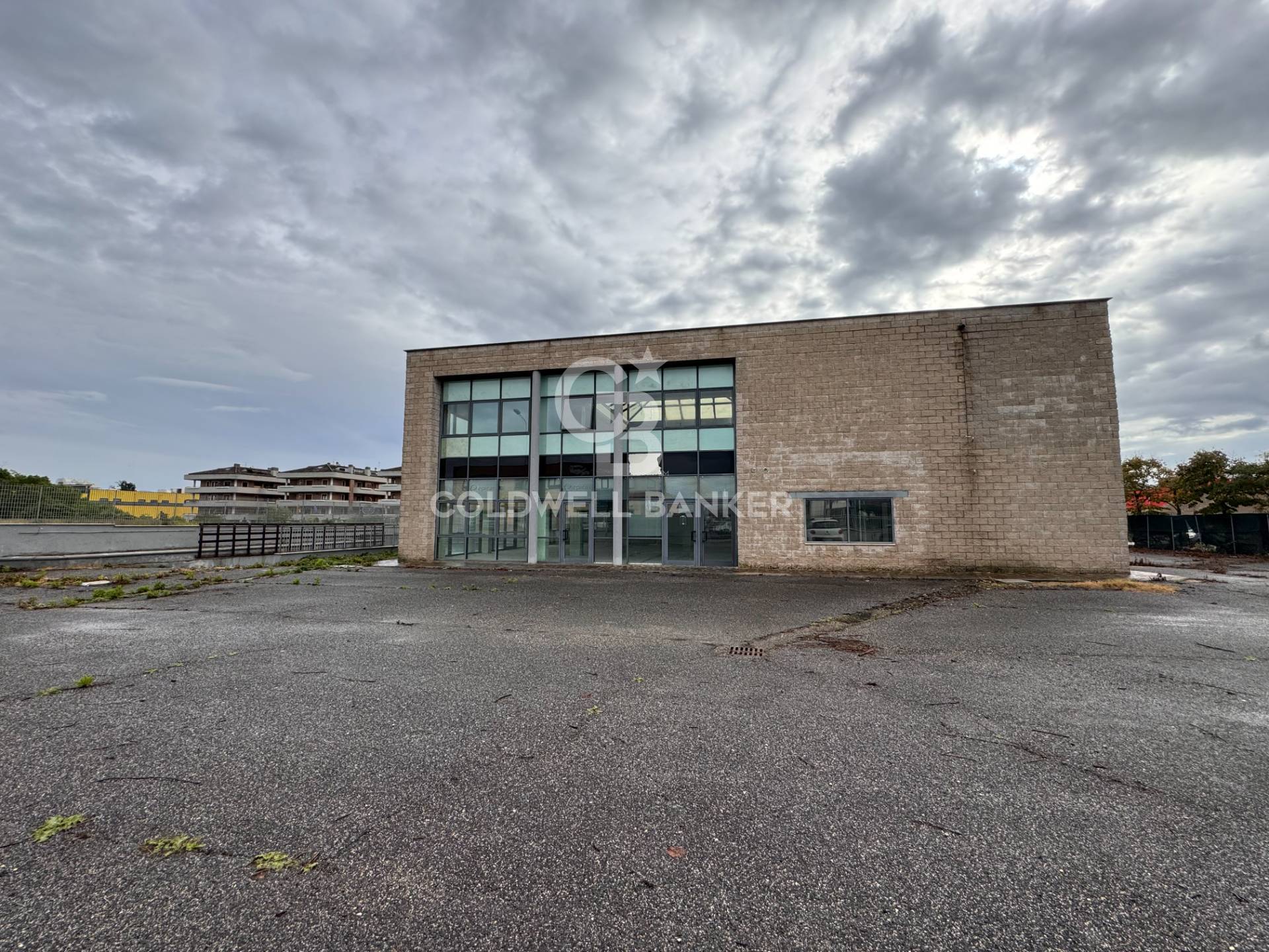 Locale commerciale in affitto a Pomezia, Centro