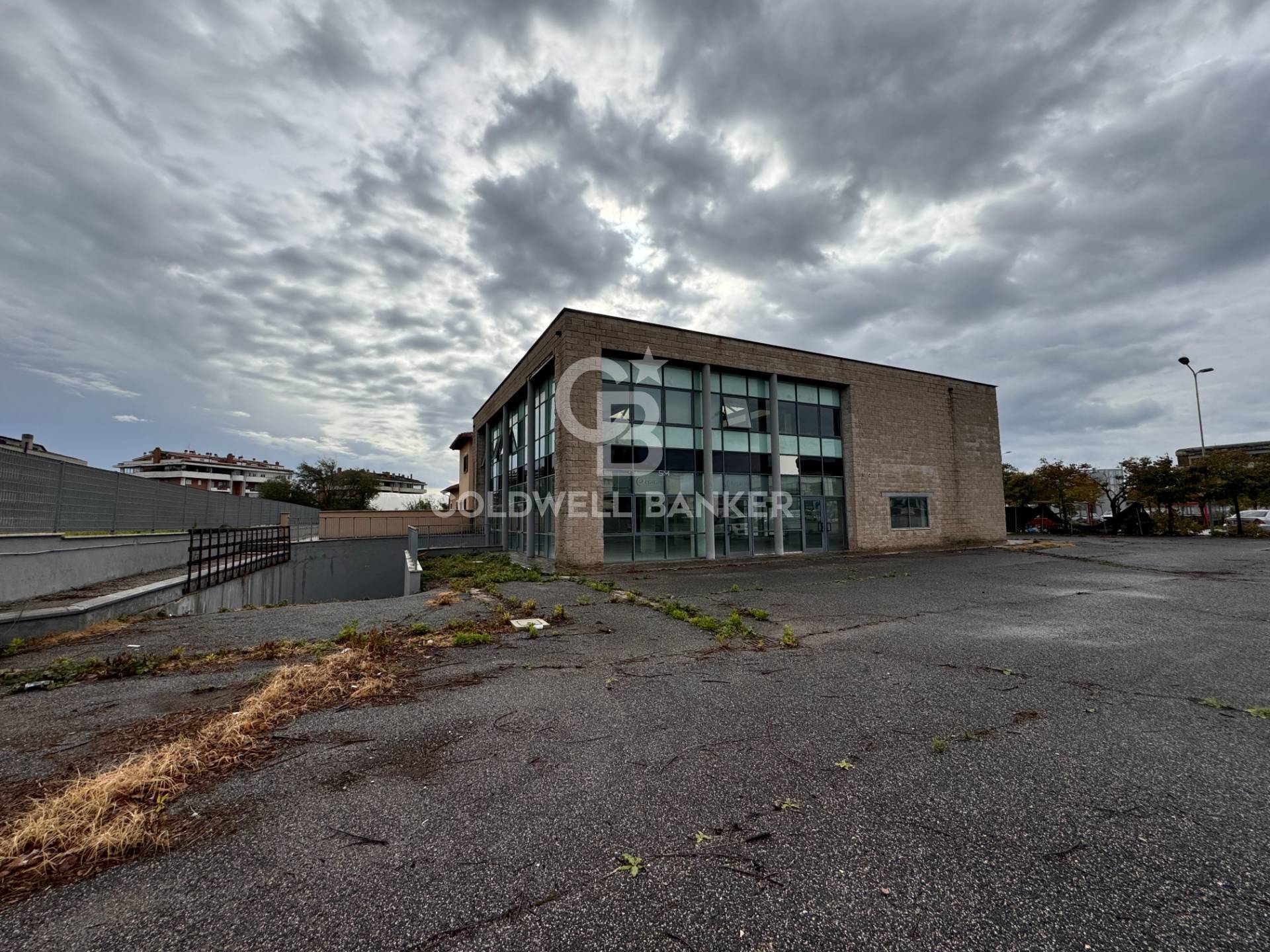 Locale commerciale in affitto a Pomezia, Centro