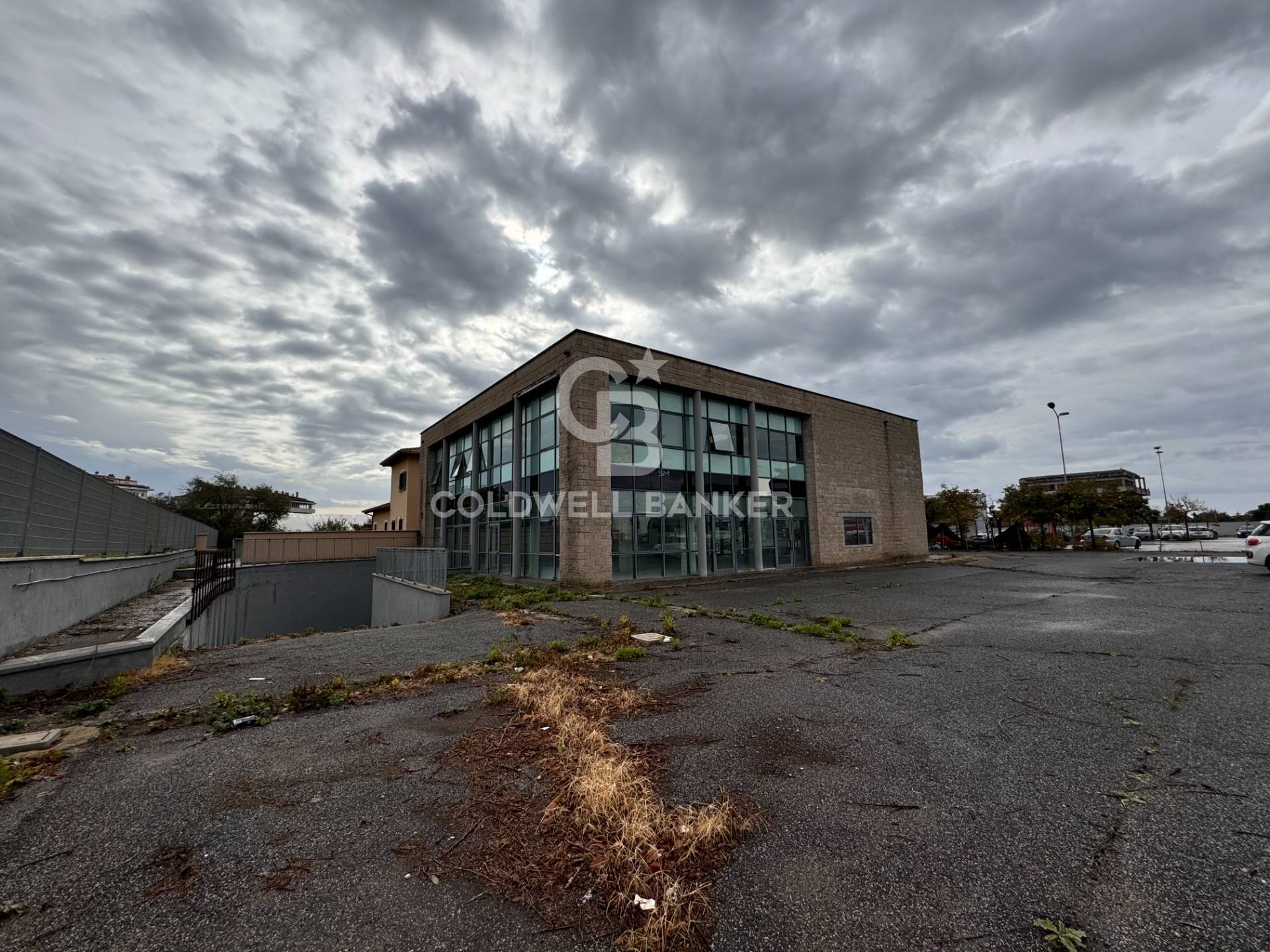 Locale commerciale in affitto a Pomezia, Centro