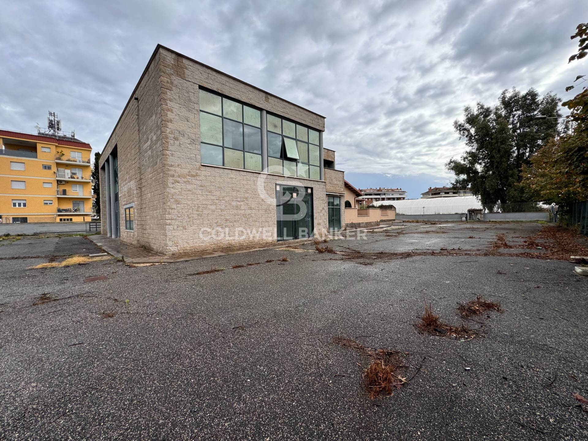 Locale commerciale in affitto a Pomezia, Centro