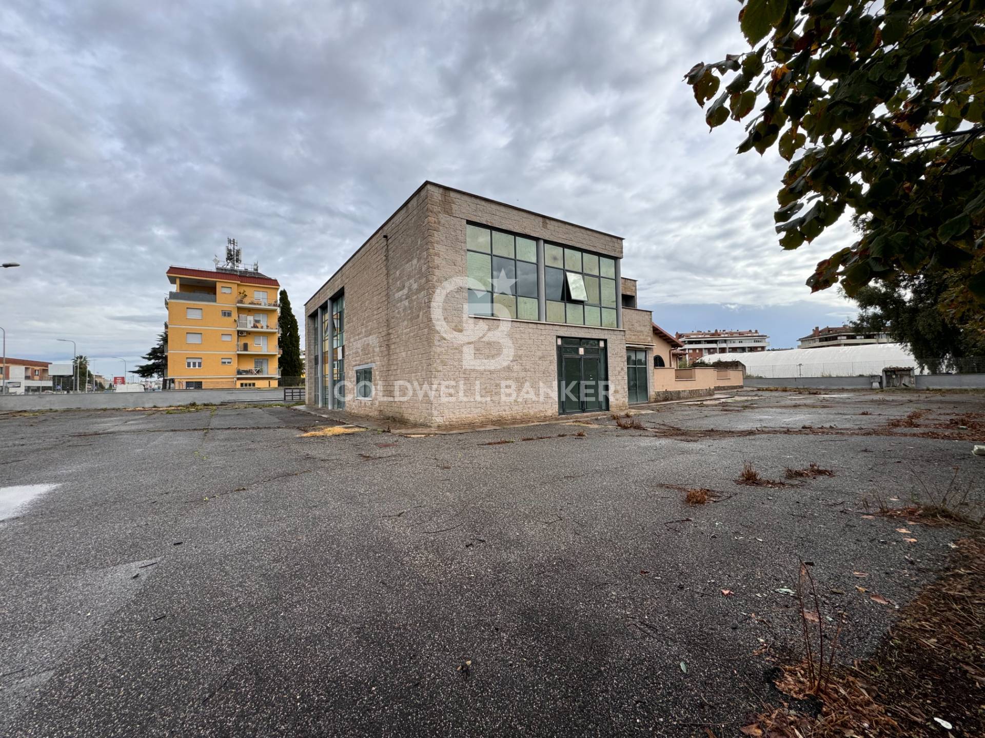 Locale commerciale in affitto a Pomezia, Centro