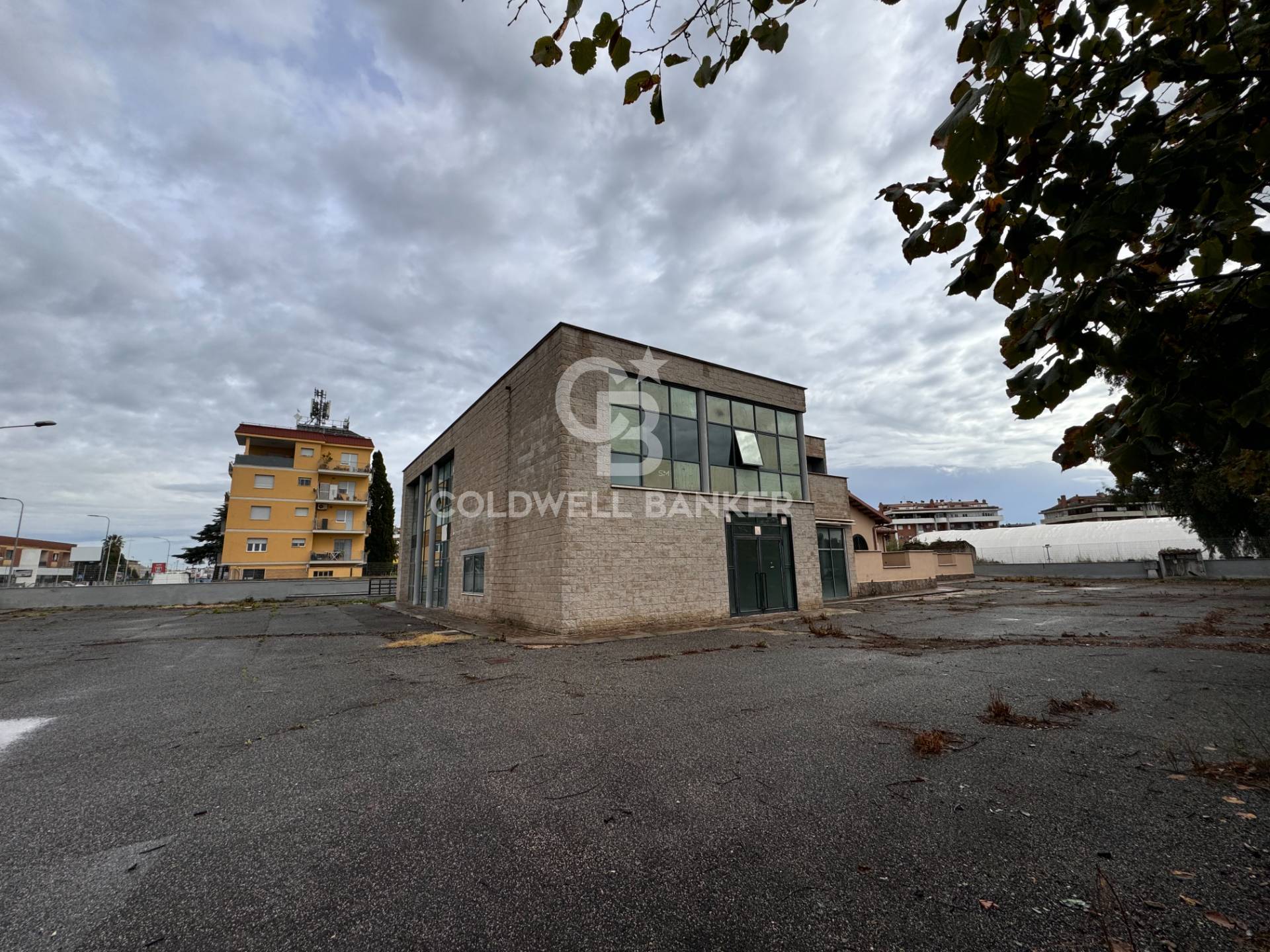 Locale commerciale in affitto a Pomezia, Centro