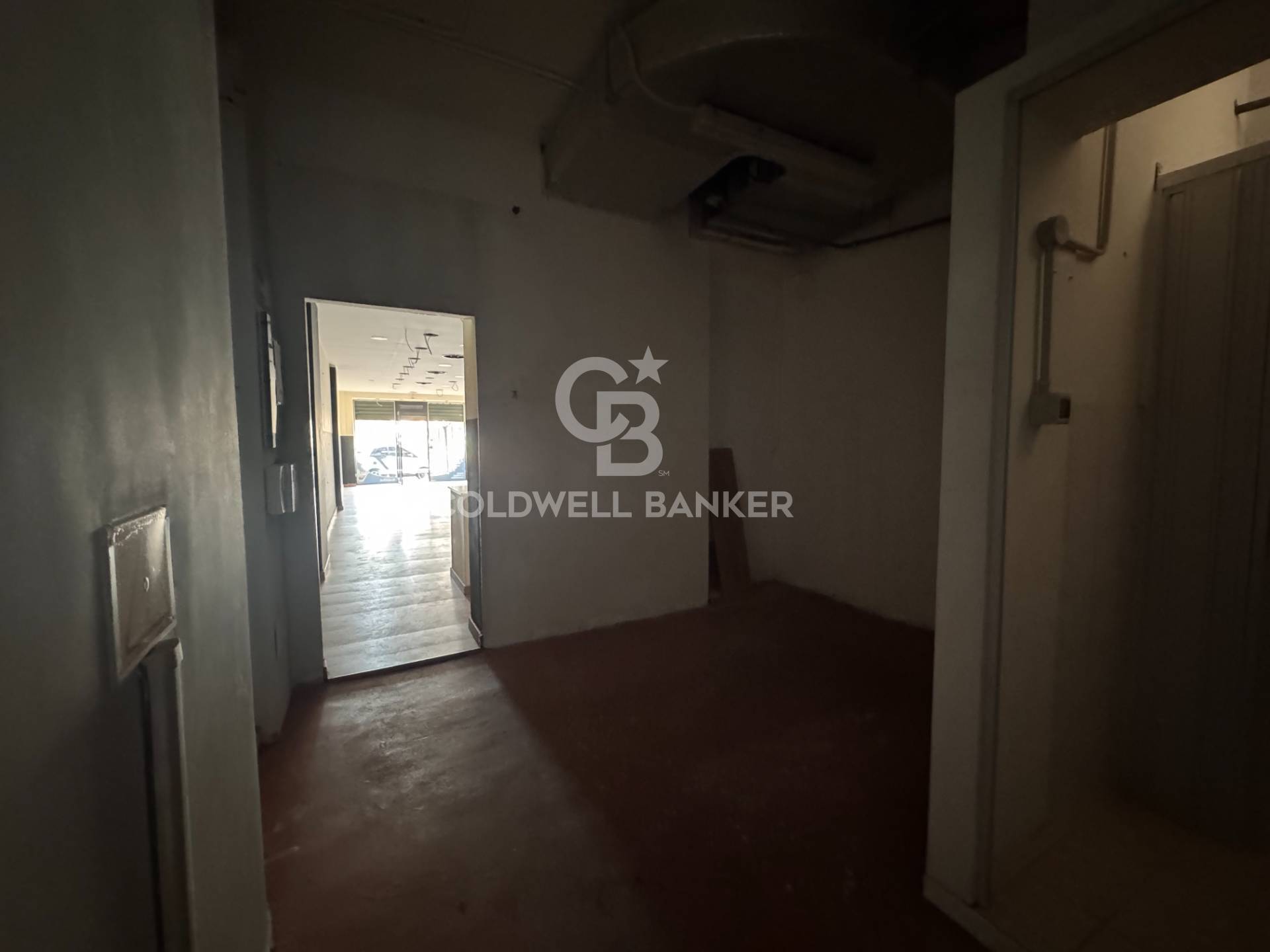 Locale commerciale in affitto a Pomezia, Centro