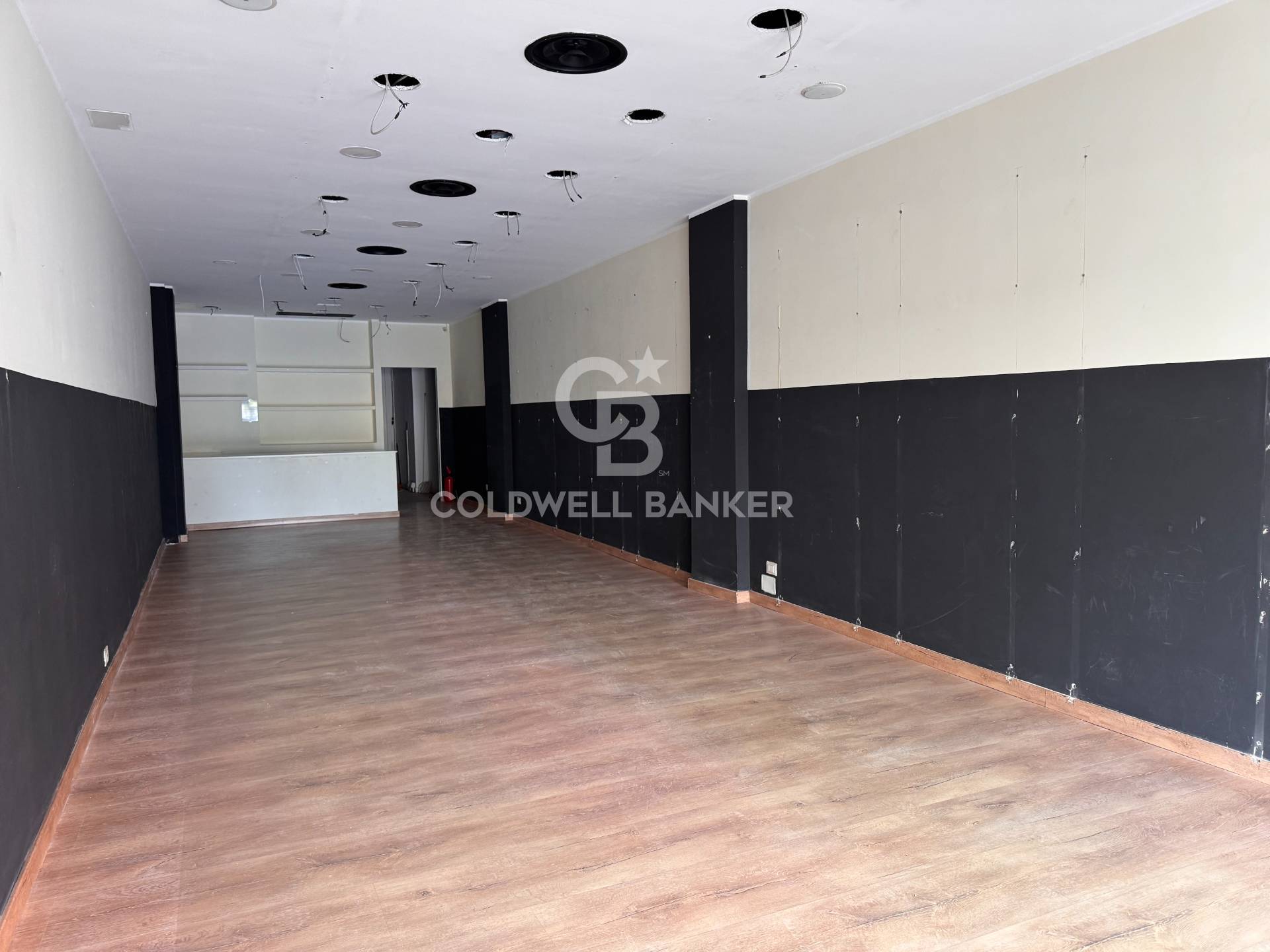 Locale commerciale in affitto a Pomezia, Centro