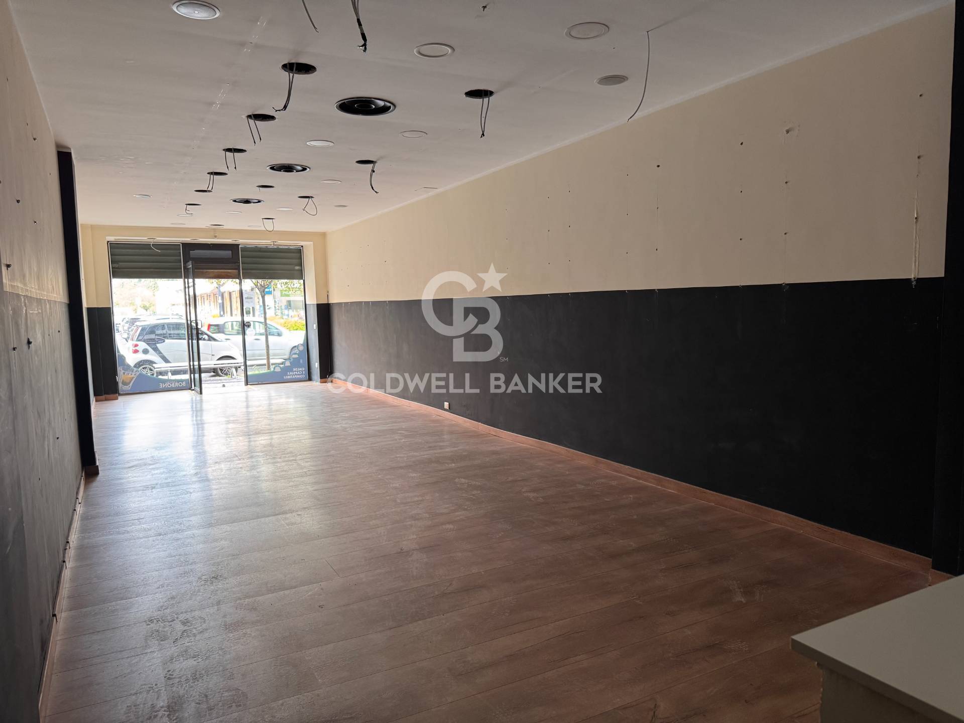 Locale commerciale in affitto a Pomezia, Centro