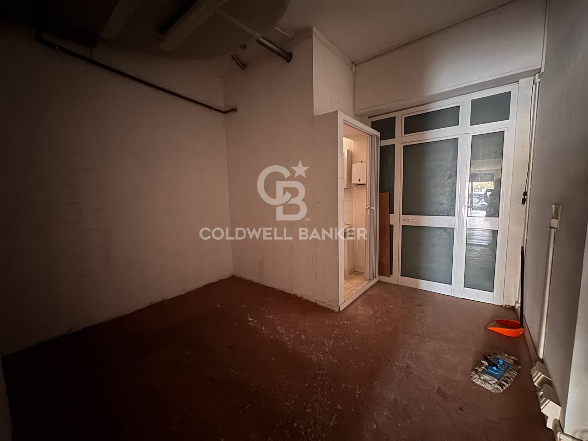 Locale commerciale in affitto a Pomezia, Centro