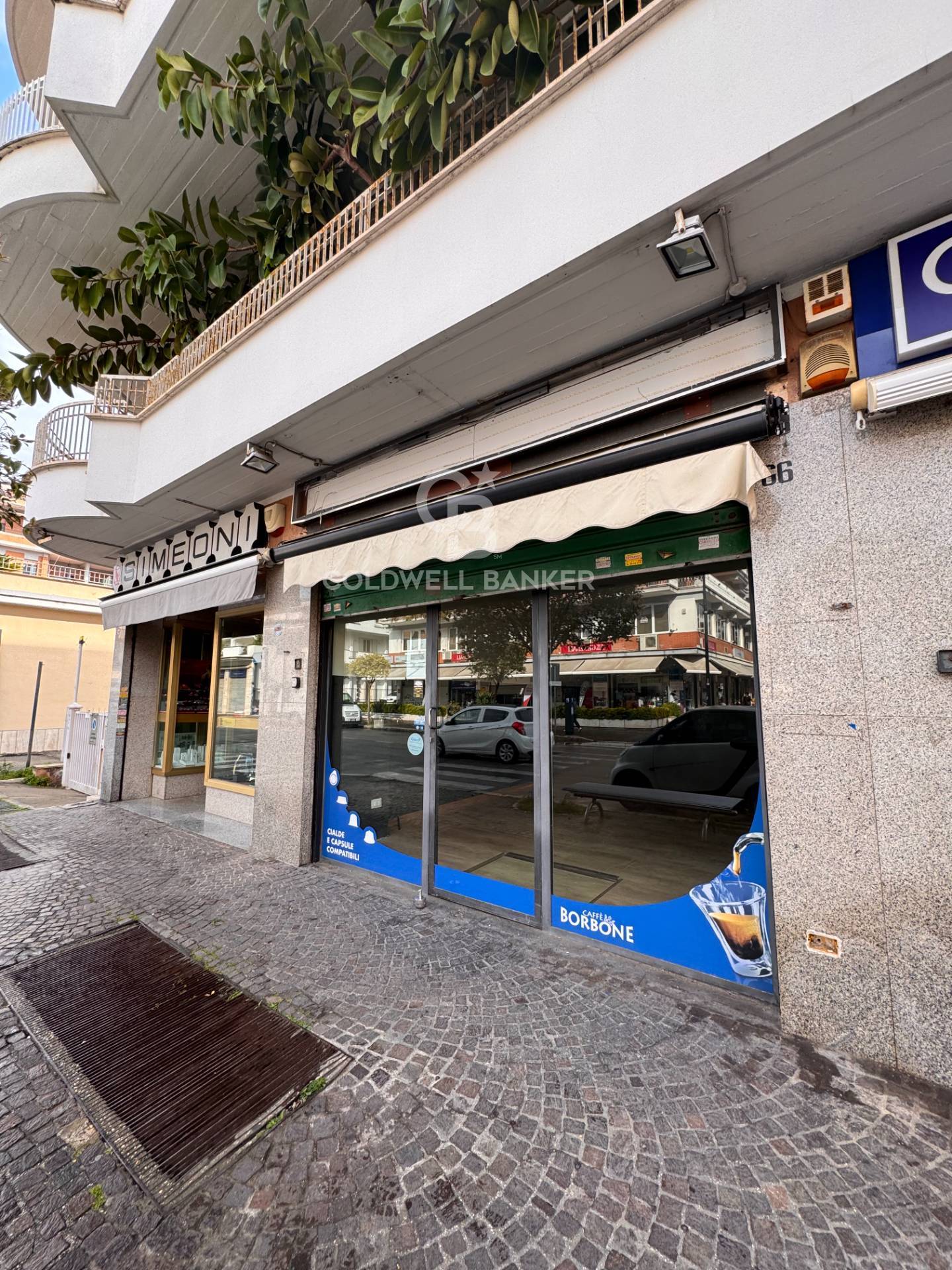 Locale commerciale in affitto a Pomezia, Centro