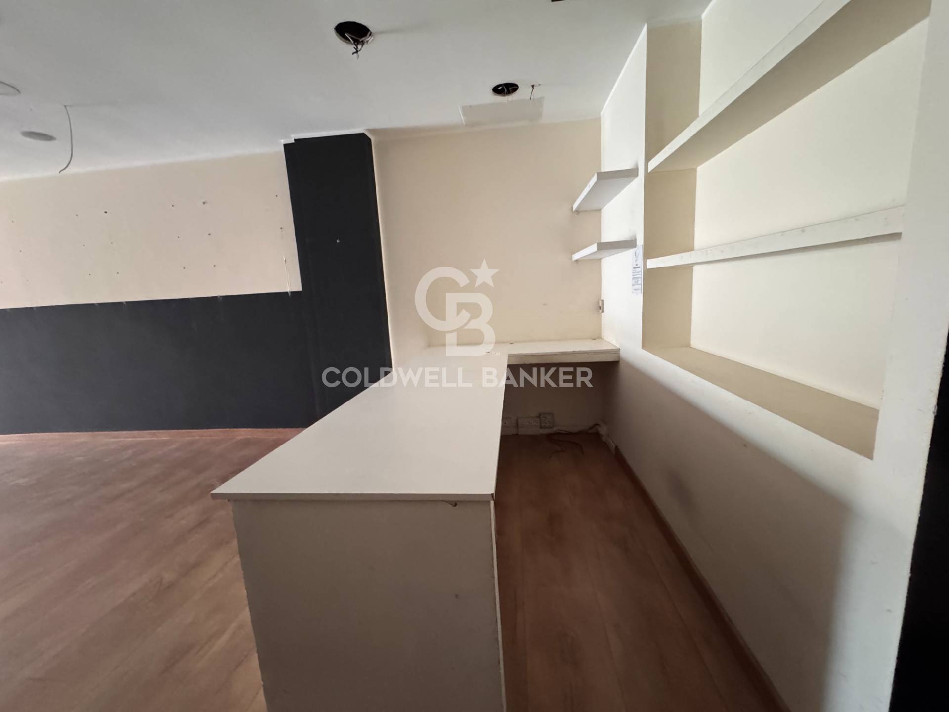 Locale commerciale in affitto a Pomezia, Centro