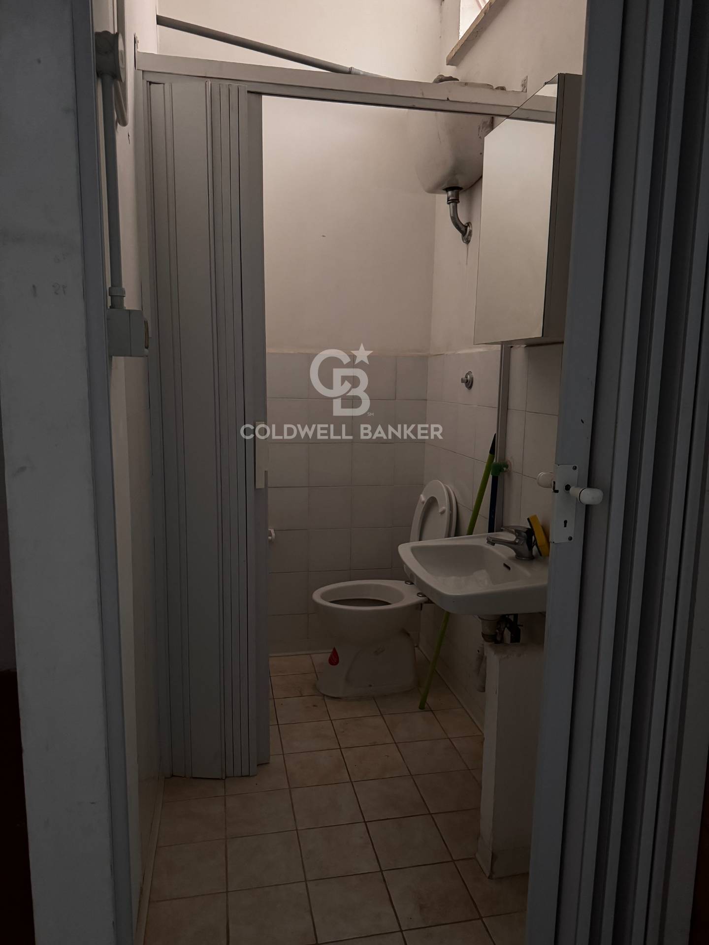 Locale commerciale in affitto a Pomezia, Centro