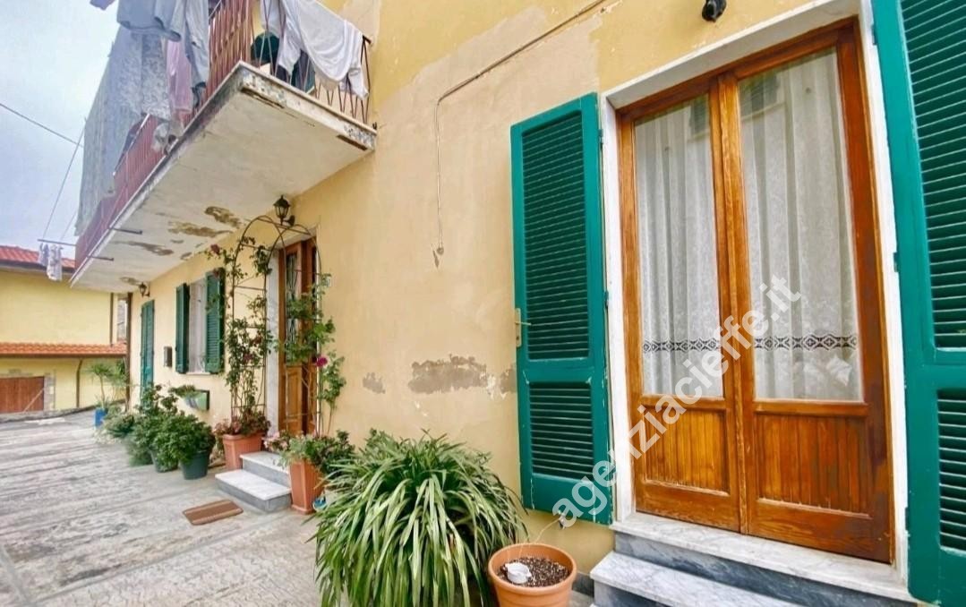 Casa indipendente con giardino a Massa