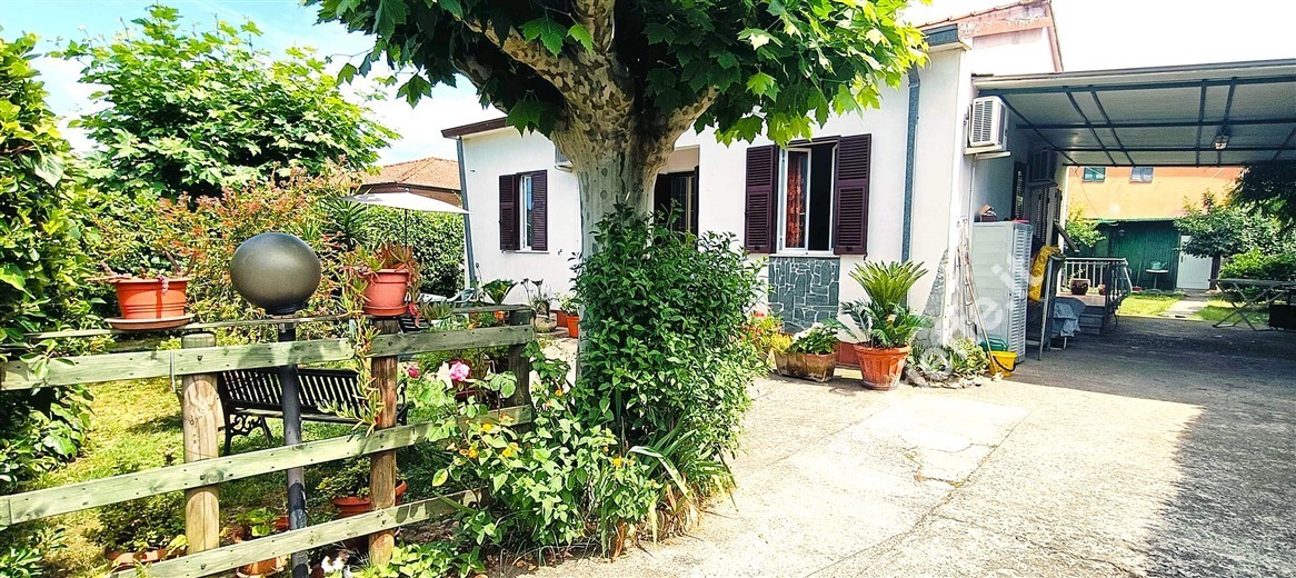 Casa indipendente con giardino a Massa