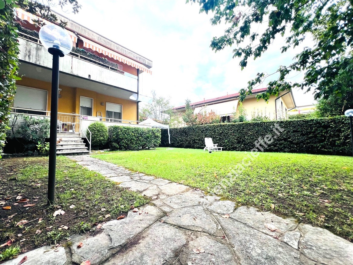 Casa indipendente con giardino a Massa