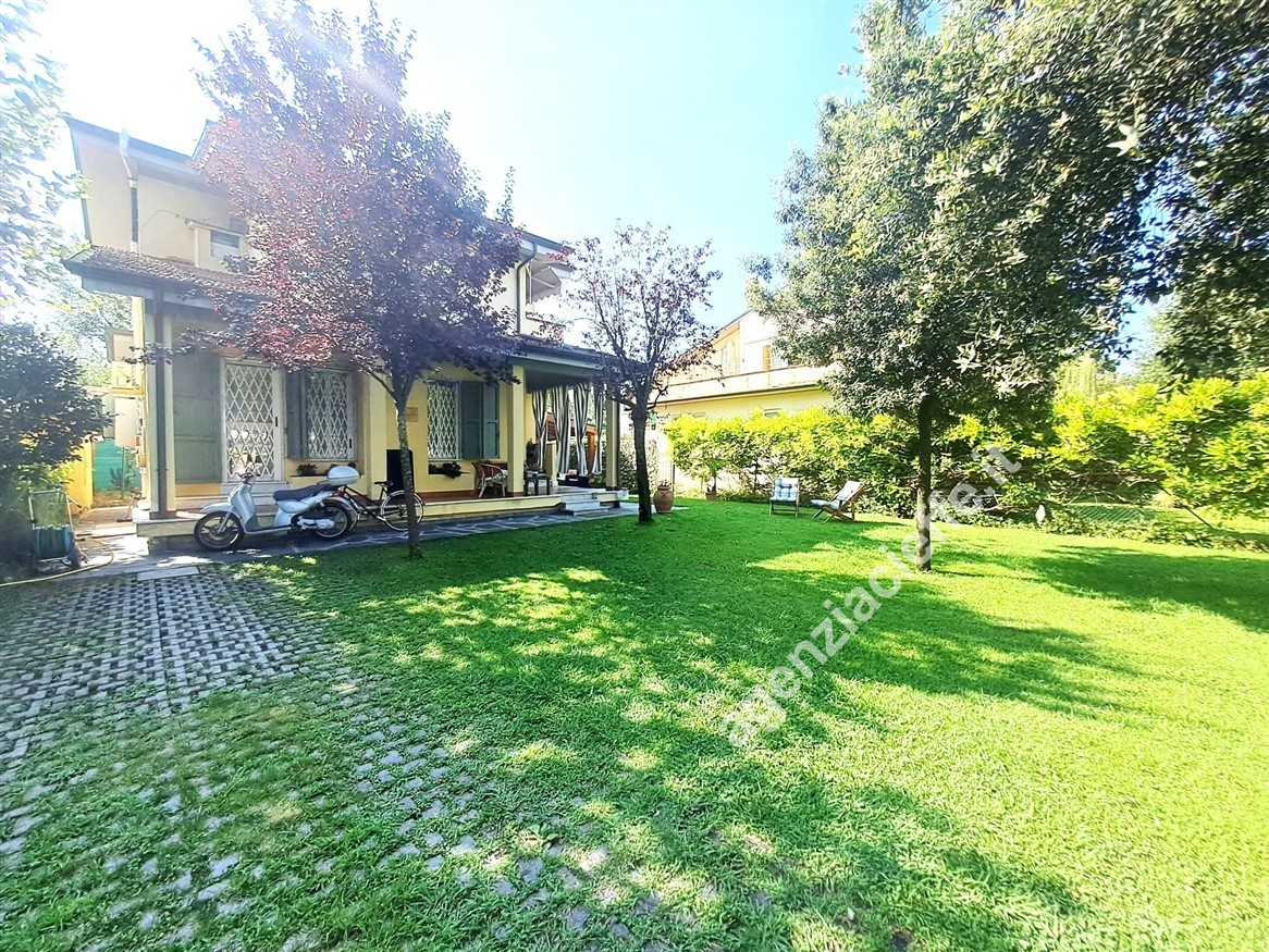 Villa con giardino a Massa