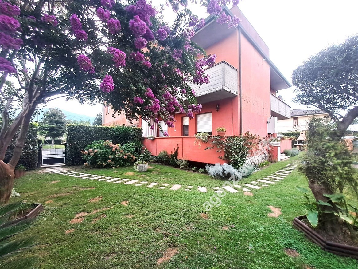 Casa indipendente con giardino a Montignoso