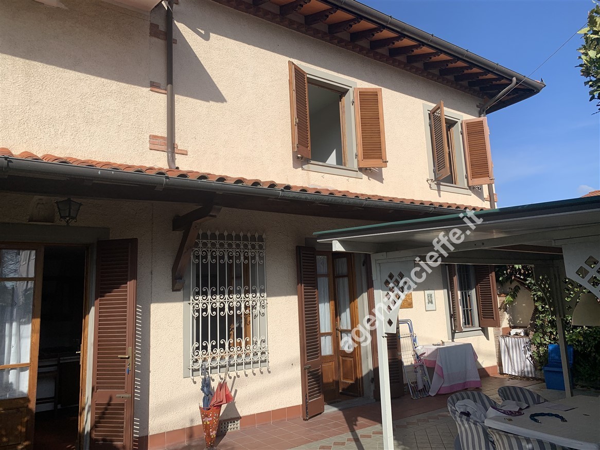 Casa indipendente con giardino a Forte dei Marmi