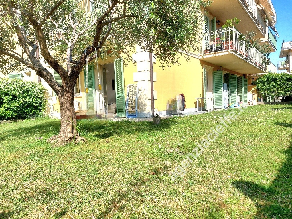 Quadrilocale con giardino a Massa