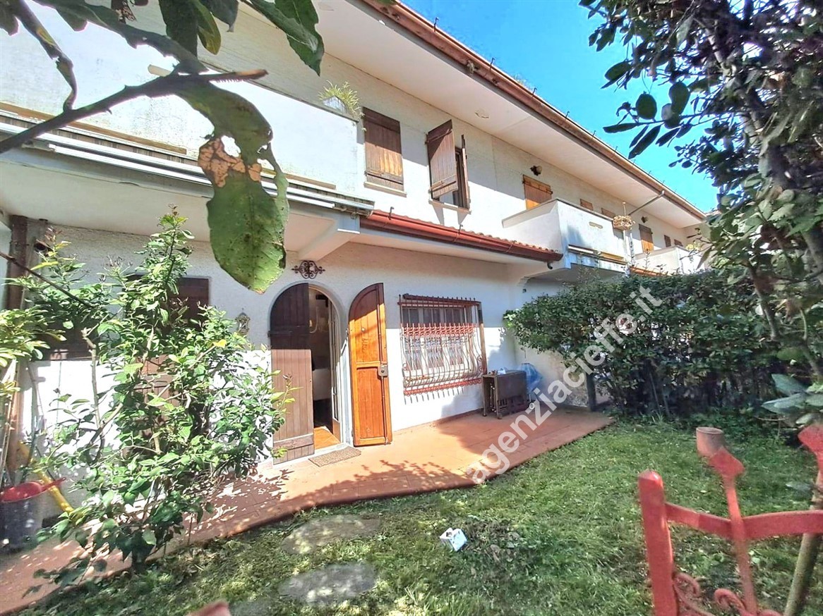 Villa con giardino a Massa