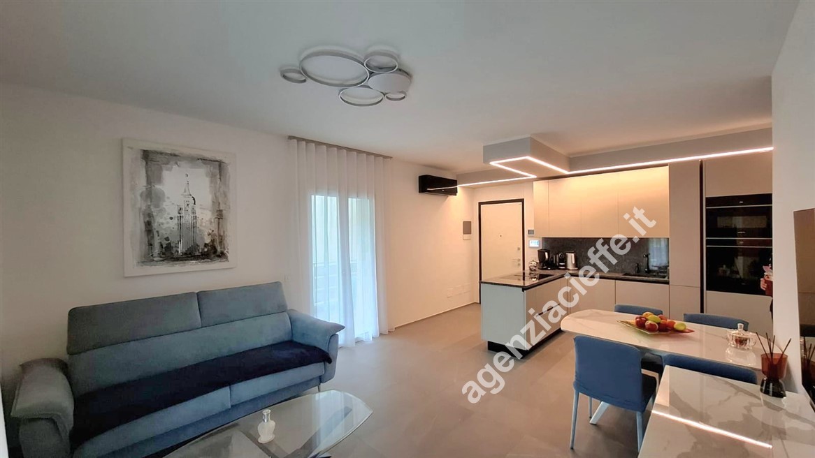 Trilocale con terrazzo a Carrara