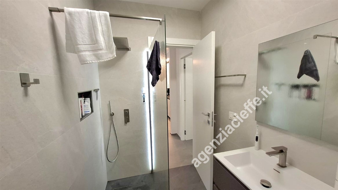 Trilocale con terrazzo a Carrara