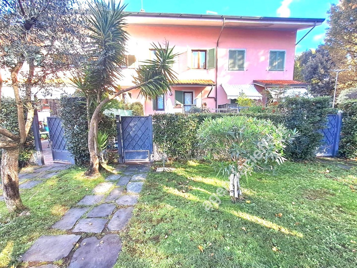 Villa con giardino a Forte dei Marmi