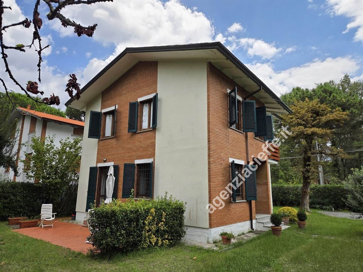 Villa con giardino a Massa