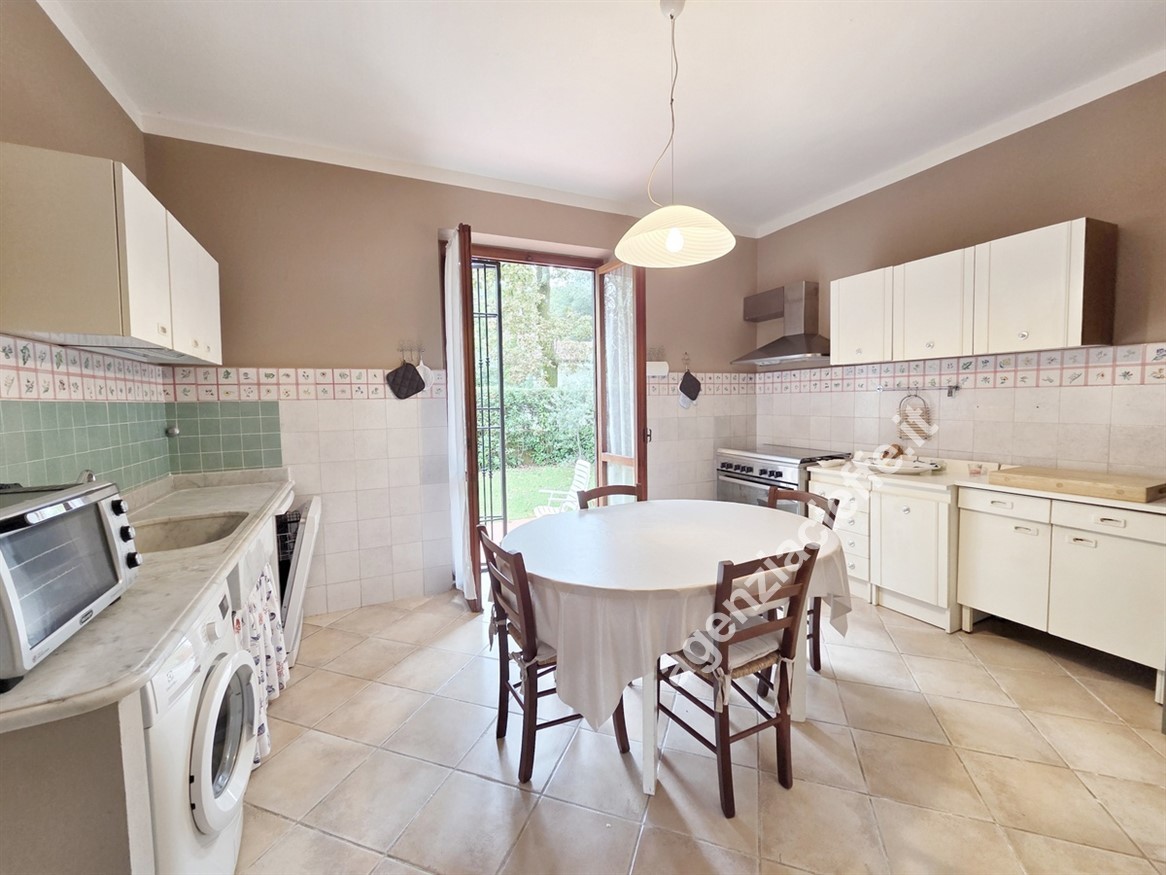 Villa con giardino a Massa