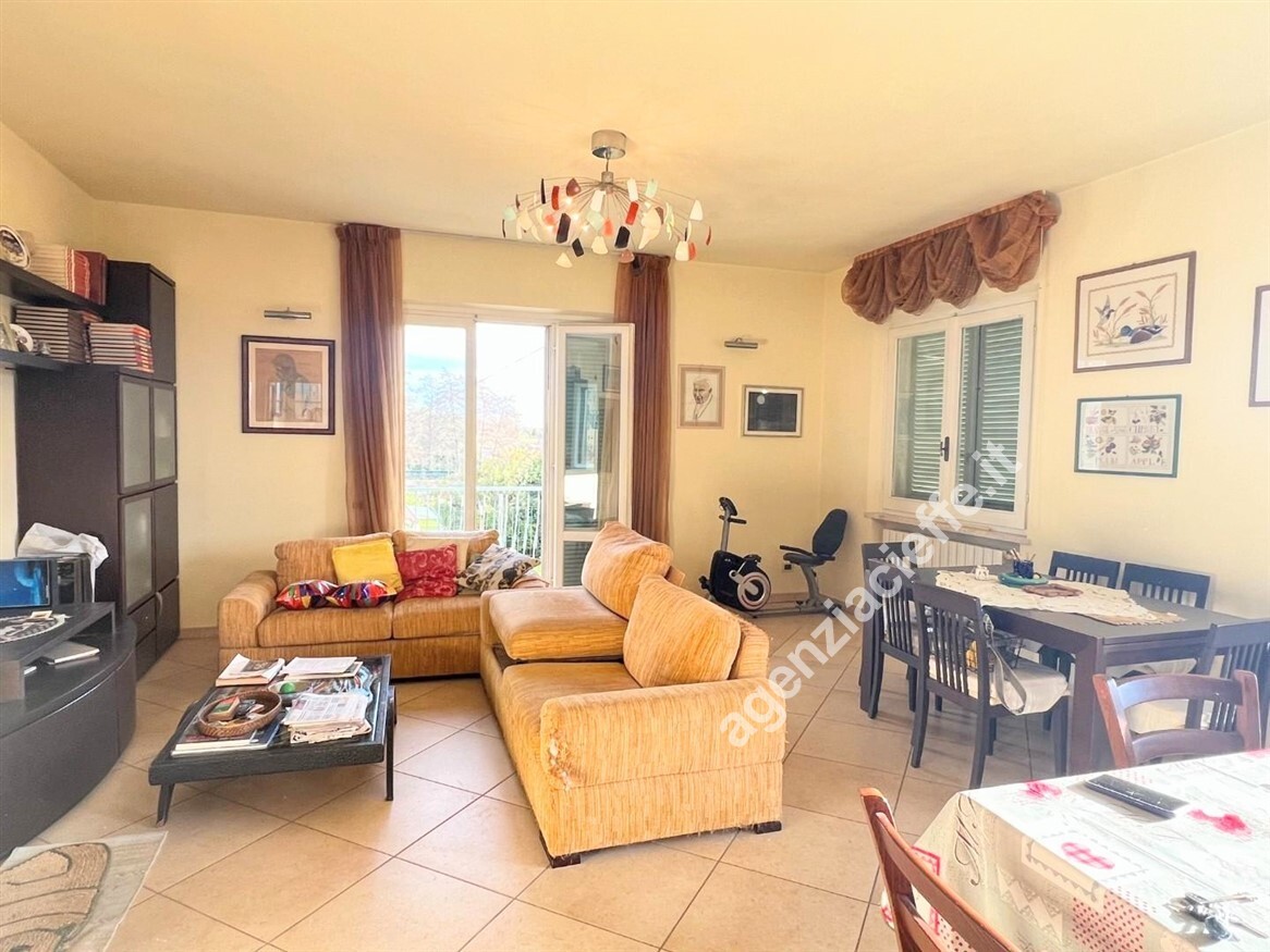 Casa indipendente con giardino a Montignoso