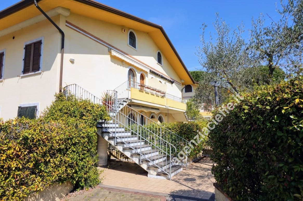 Casa indipendente con giardino a Massa