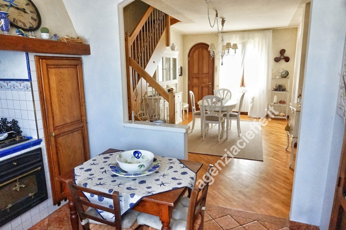 Casa indipendente con giardino a Massa