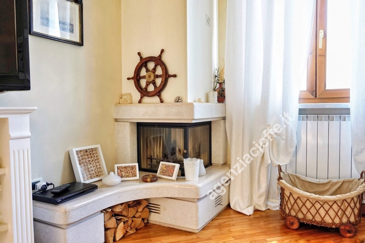 Casa indipendente con giardino a Massa