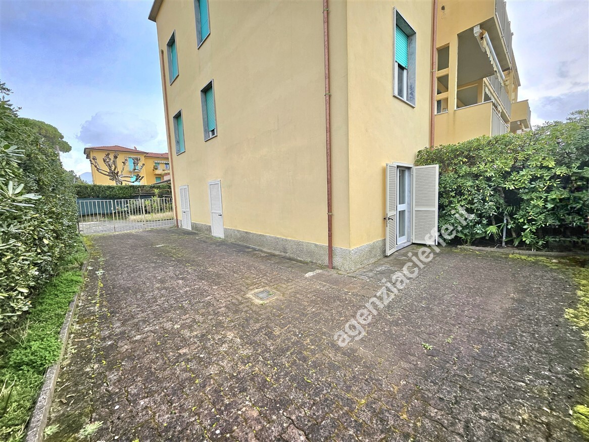 Casa indipendente con giardino a Massa