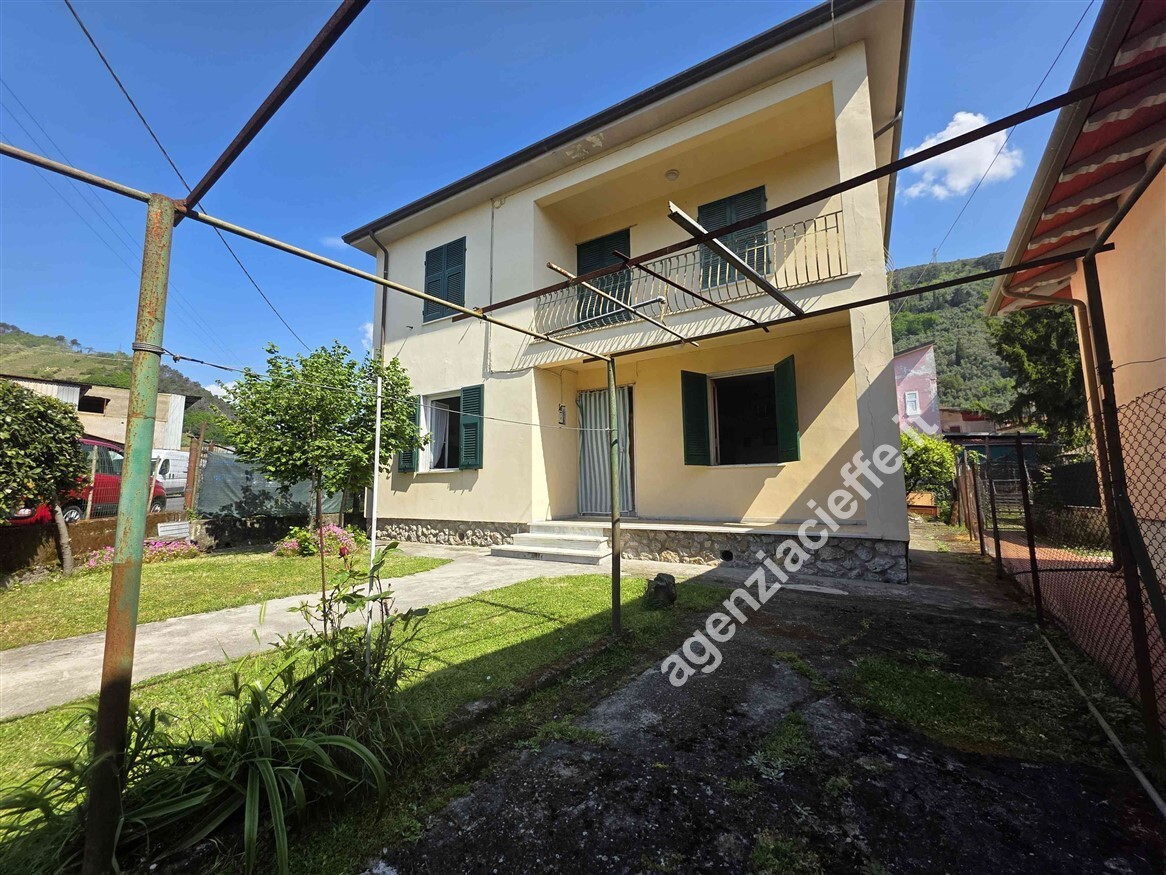 Villa con giardino a Massa