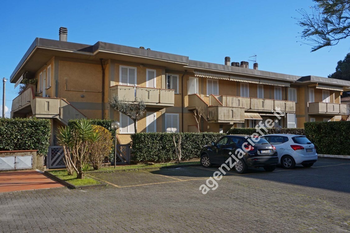 Casa indipendente con terrazzo a Massa