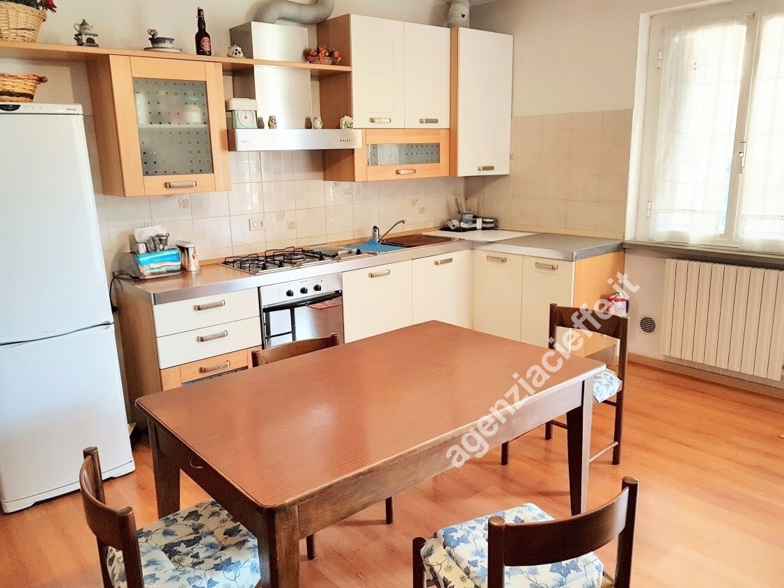 Casa indipendente con terrazzo a Massa