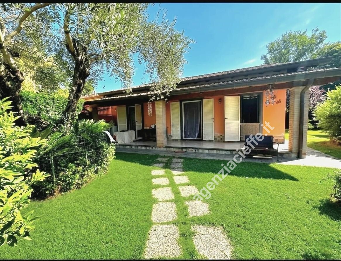 Villa con giardino a Massa