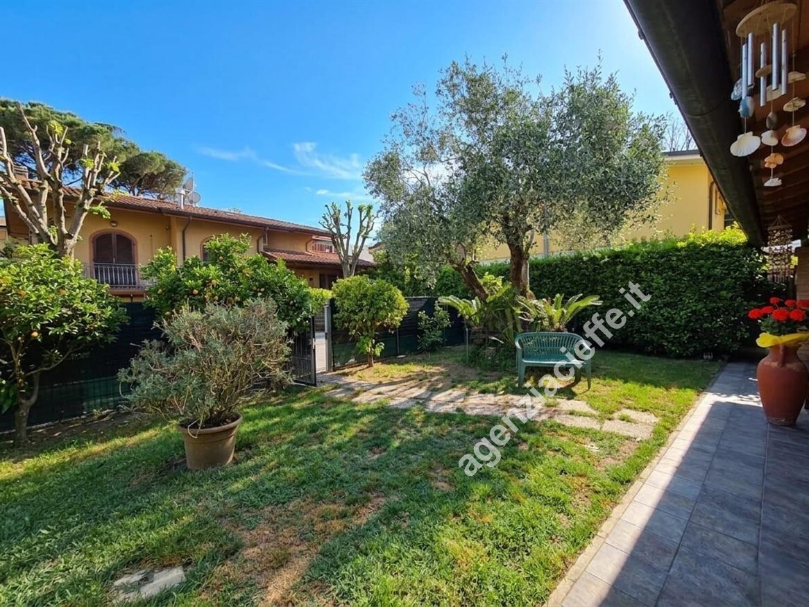Villa con giardino a Massa