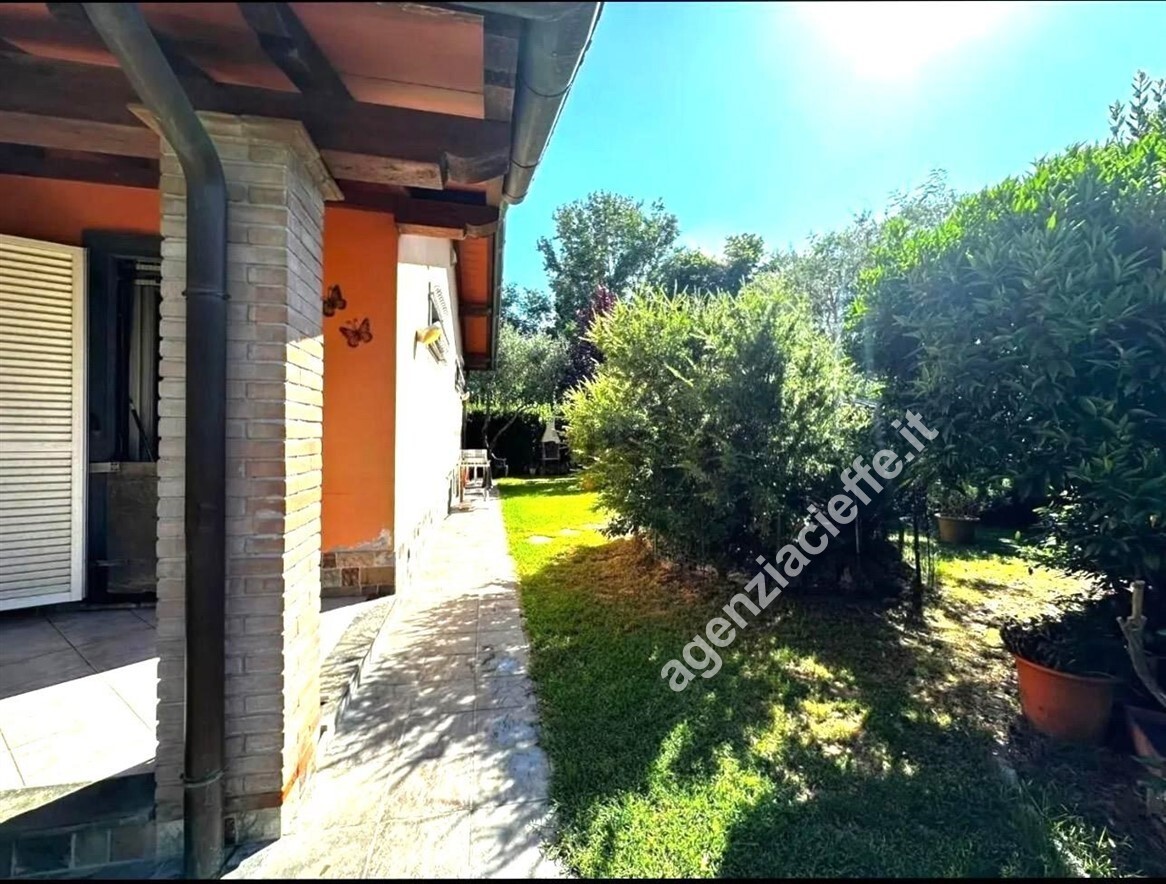 Villa con giardino a Massa