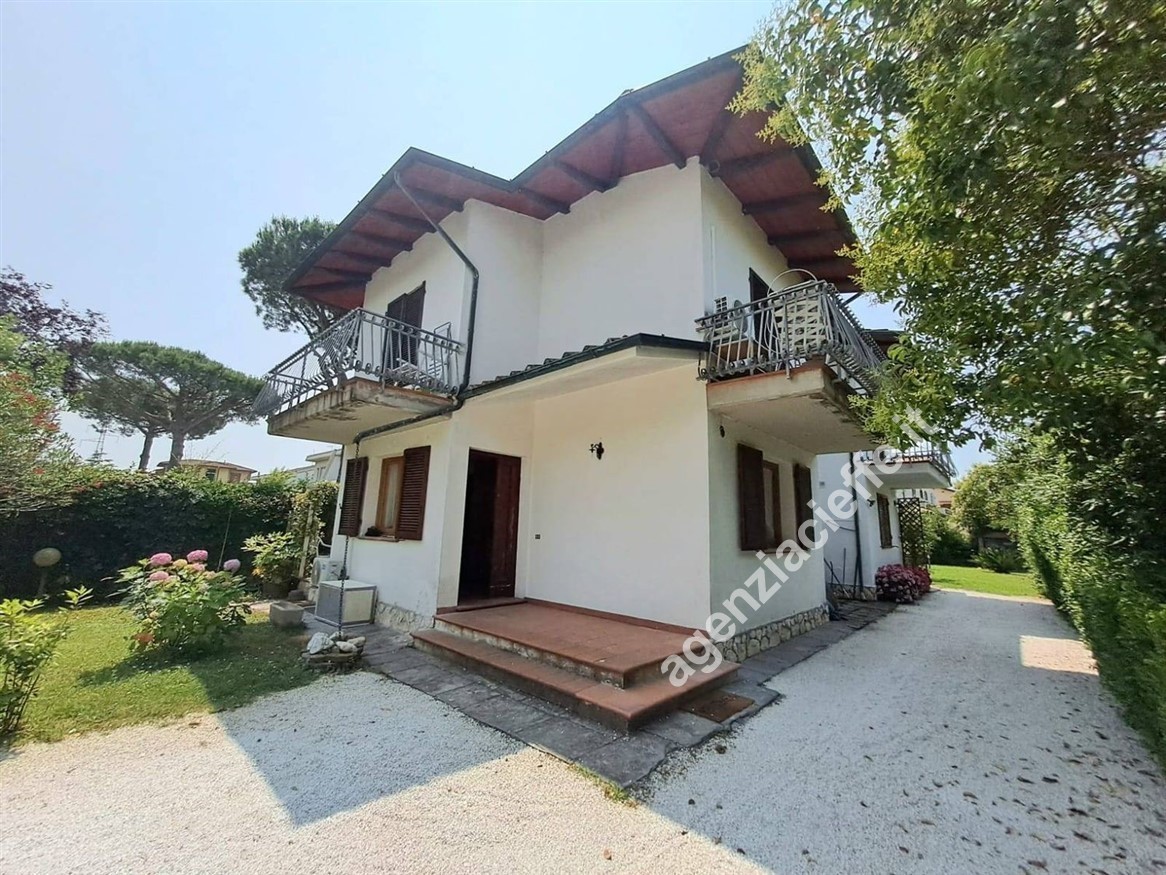 Villa con giardino a Montignoso