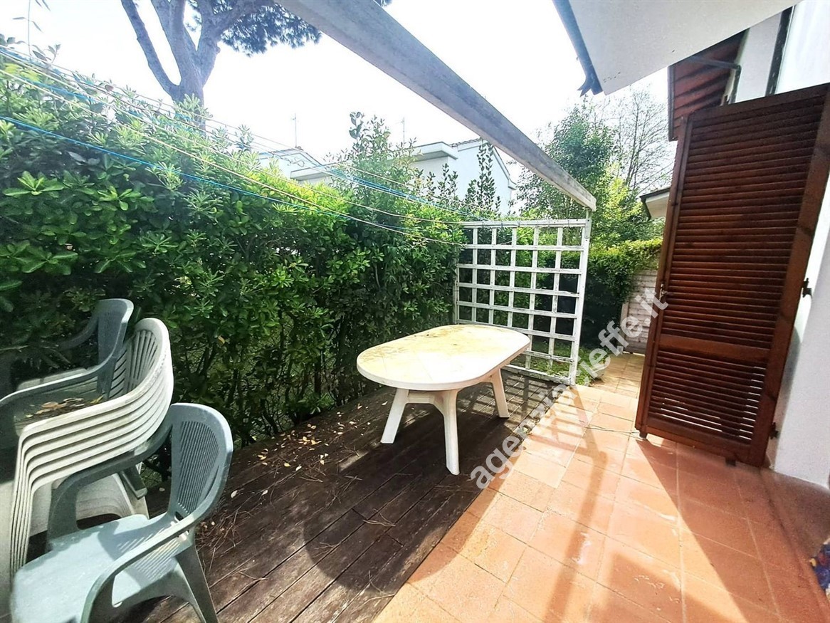 Villa con giardino a Montignoso