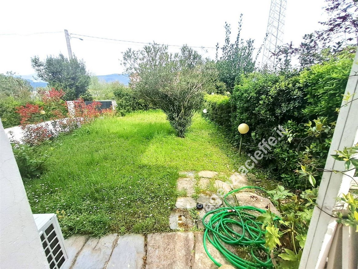 Villa con giardino a Montignoso