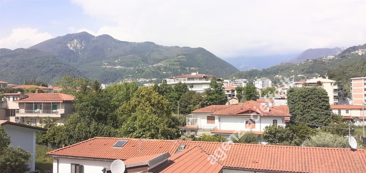 Appartamento con terrazzo a Massa